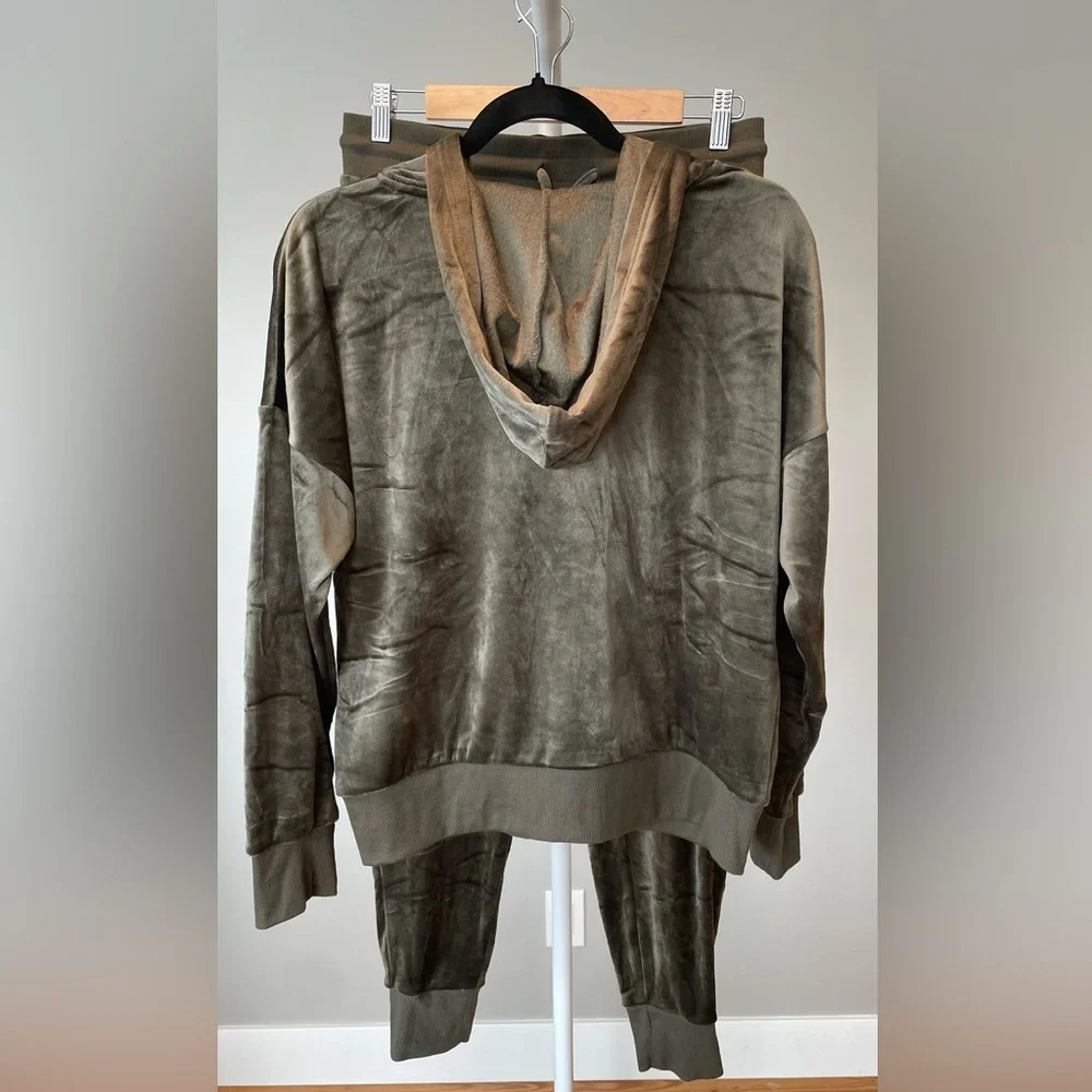 Felina Olive Velour Sweatsuit with Zip-Up Jacket and Jogger Pants - Size Medium - Picture 4 of 9